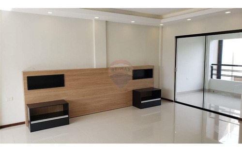 Vendo Lujosa Casa Con Piscina, A Pasos Del Circuito Comercial De Encarnación.