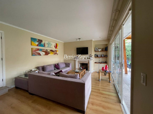 Casa En Venta De 5 Dorm. 4 Baños Más Servicio E Lo Barnechea