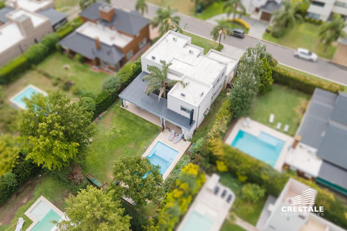 Casa 2 Plantas. 3 Dormitorios En Venta. Piscina, Parque - Cadaques (funes Hills)