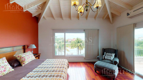 Tour 360º - Casa Al Lago Con Cuatro Dormitorios En Los Sauces