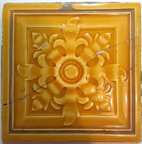 Imagen 1 de 3 de Antiguo Azulejo Mayólica Relieve Amarilla Motivo Floral 7590
