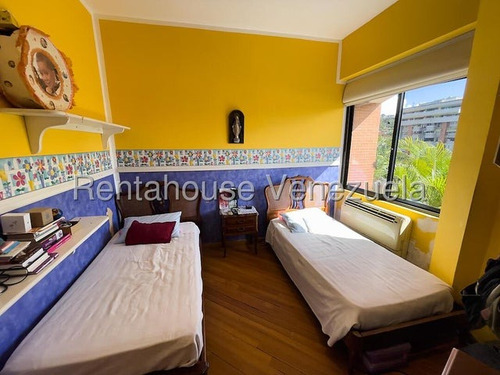 Espectacular Casa, Amplia Y Con Premio De Arquitectura En Santa Paula #25-10888 Ricardo Romero