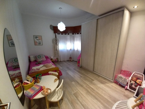 Imagen 7 de 14 de Casa En Tolosa. 5 Dormitorios Parque Pileta Reciclada