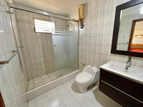 Casa En Venta Excelente Ubicación Zona Comercial, Lecheria