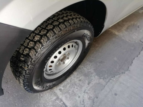 Imagen 7 de 11 de Nissan Np300 2.5 Caja Seca Dh Ac Std 6 Vel 2016