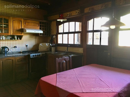 Muy Lindo Chalet De 5 Amb Con Lindo Jardin En Plano Barrio La Lucila
