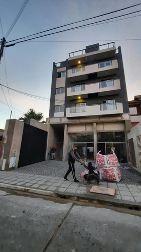 Departamento De 1 Ambiente Con Balcon Corrido En 1er Piso Contrafrente Con Aire Frio Calor Alquilado F: 8674