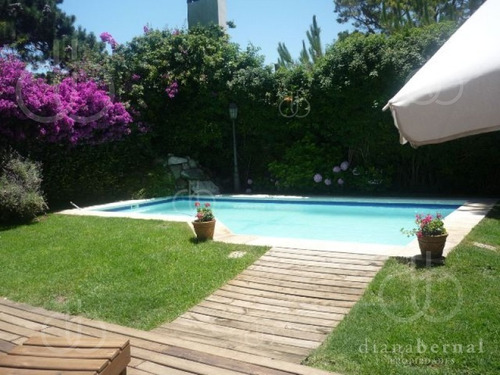 Casa De 5 Dormitorios Y Piscina Climatizada, Playa Mansa, Punta Del Este. - Ref: 4047