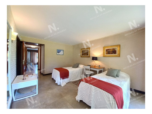 Imagen 24 de 30 de Vende Y Alquila Gran Casa De 5 Dormitorios En Playa Mansa, Punta Del Este