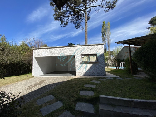 Casa En Pinares. Tres Dormitorios, Uno En Siute,toillete, Living Comedor, Dependencia De Servicio. Piscina.- Ref: 279
