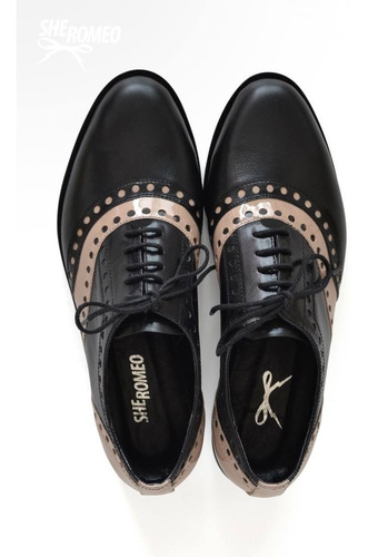 Imagen 4 de 6 de Zapato Inglés Acordonado De Cuero Negro Combinado Con Charol