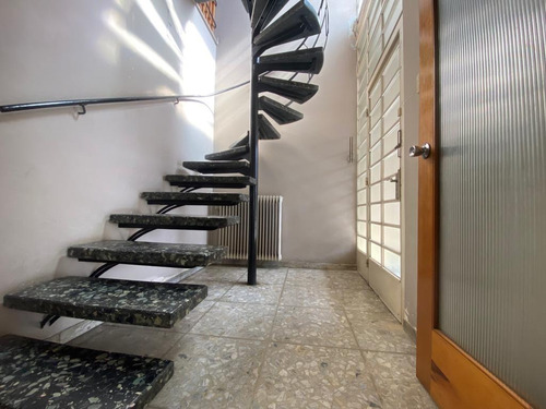 Lega Propiedades Vende En Exclusividad Excelente Inmueble De 4 Dormitorios, 2 Cocinas, 2 Baños Y Garage, Con Gran Potencial En El Centro De La Ciudad De La Paz.