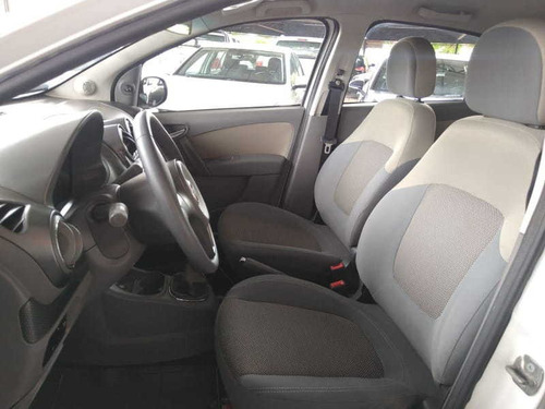Imagem 4 de 8 de Fiat Palio Essence 1.6 4p 2015