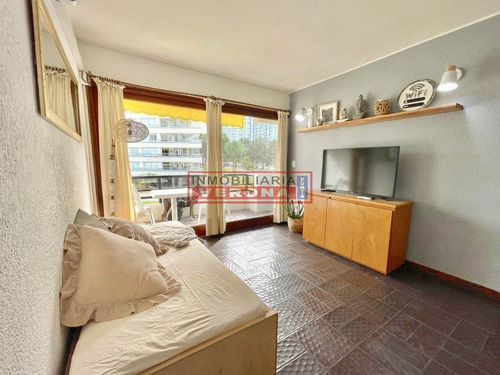 Imagen 3 de 25 de Apartamento En Venta A Una Cuadra Del Mar, Reciclado Y Con Parrillero Propio