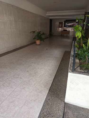 Vendo Apartamento Tipo Estudio  Av. Rómulo Gallegos