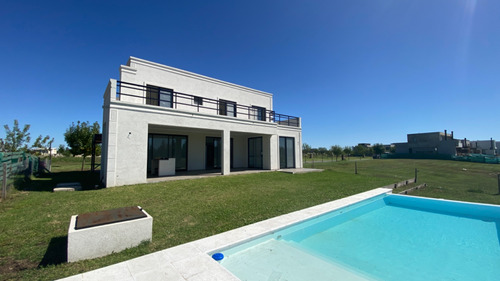 Casa En Alquiler Anual  A La Laguna El Naudir Escobar 