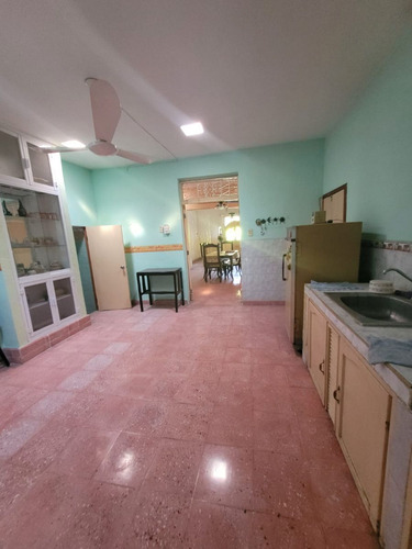 Casa Amplia Con Techos Altos A 2 Cuadras De La Iglesia De San Cristobal