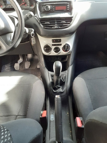 Peugeot 208 .