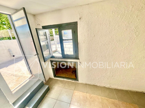 Casa De Altos O Apartamento En Venta. Es Duplex, Piso 1 Por Escalera, Al Frente, 4 Dormitorios Y 2 Baños, Barrio La Unión, En Cipriano Miro Esq Av 8 De Octubre. Reciclado, Impecable Para Entrar Ya.