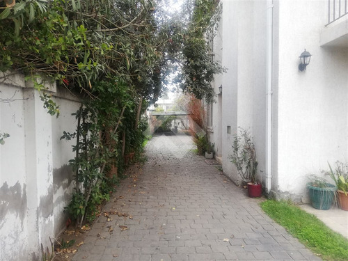Casa En Venta De 5 Dorm. En La Reina