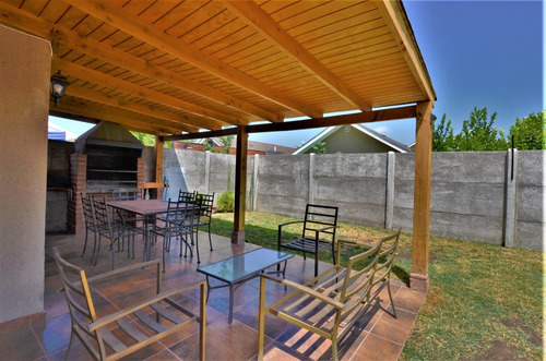 Imagen 2 de 13 de Casa En Condominio Con Portón En Estancia Liray