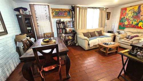 Casa De 2 Dormitorios Con Amplio Patio Y 3 Estacionamientos
