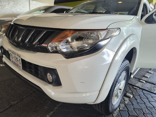 Mitsubishi L200 2.4 Cabina Doble 4x2 Mt