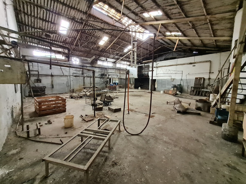 Vende Local Industrial O Deposito - Padrón Único De 1800 M2 - Brazo Oriental