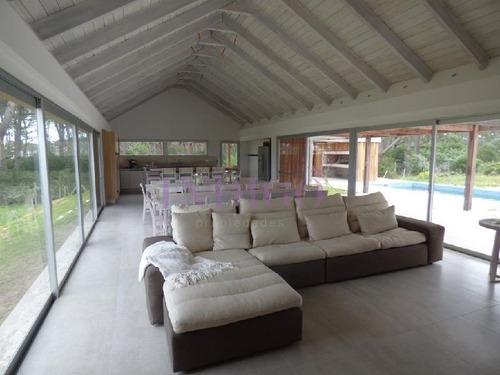 Casa En Alquiler En José Ignacio, Ambientes Amplios Y Disfrutables.- Ref: 350