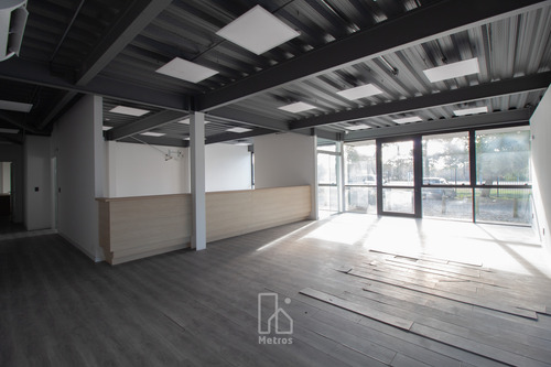 Alquiler Edificio De Oficinas Próximo A La Tahona - Frente A Car One - Excelente Ubicación - Estacionamiento Interno