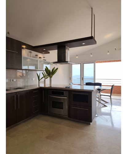 Se Alquila Bello Apartamento Ubicado En Loma Linda.