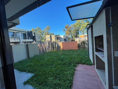 Imagen 26 de 30 de Duplex De 3 Ambientes Con Jardin Y Cochera