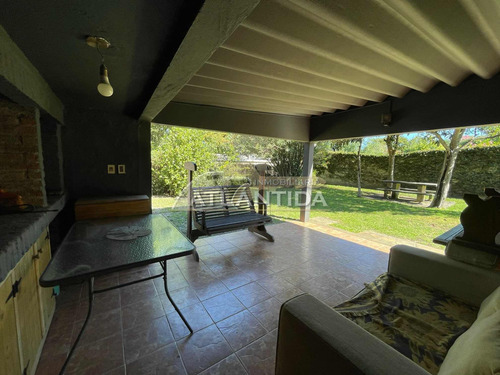 Hermosa Y Grande Casa A La Venta, Ubicada En Pinares Atlántida, 5 Dormitorios, 3 Baños, Frente Y Fondo. Inm Atlántida.