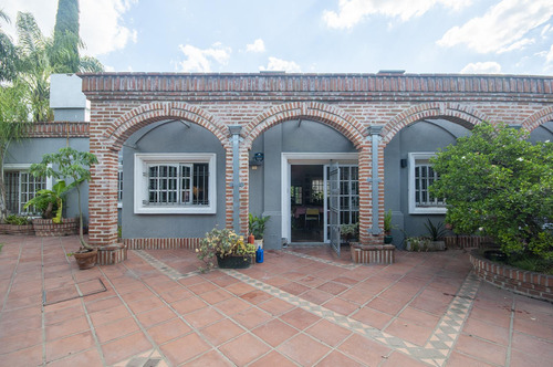 Casa De 5 Ambientes Con Pileta Y Jardín - Haedo