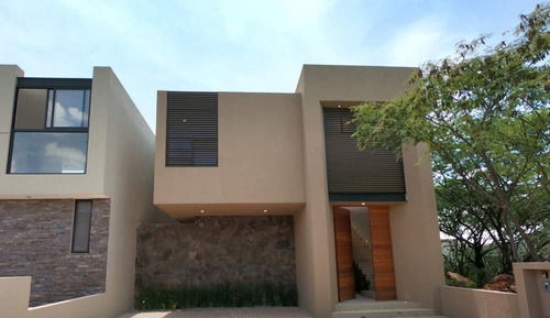 Linda Residencia En Altozano, De Autor, 3 Recamaras, Sala Tv, Jardín, Luxury