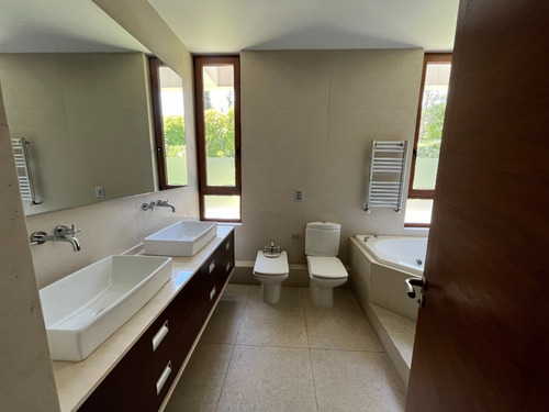 Precioso Dúplex / 5 D + 6 B + Serv. + 5 E / Los Domínicos