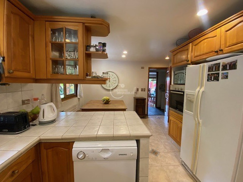 Casa En Arriendo De 6 Dorm. En Lo Barnechea