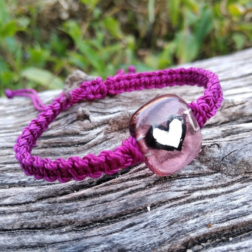 Imagen 3 de 3 de Pulsera Tejida Macramé Corazón Morado