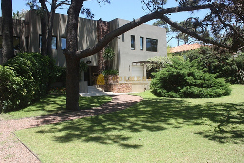 Casa En Rincón Del Indio 5 Dormitorios Con Piscina- Ref: 2464