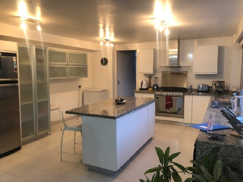 Imagen 8 de 24 de En Venta Espectacular Ph, En La Urb. El Marqués, A Pocos Metros Del Ávila, Con Excelente Vista Desde Todas Las Áreas, Iluminado, Fresco, Clima De Montaña, Espacioso Y Remodelado.