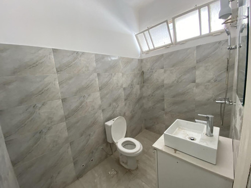 Casa De Altos. 1er Y 2do Piso. Pocitos. Bvr Artigas