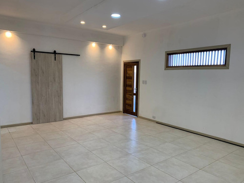 Imagen 11 de 14 de Venta- Casa Reciclada A Nueva