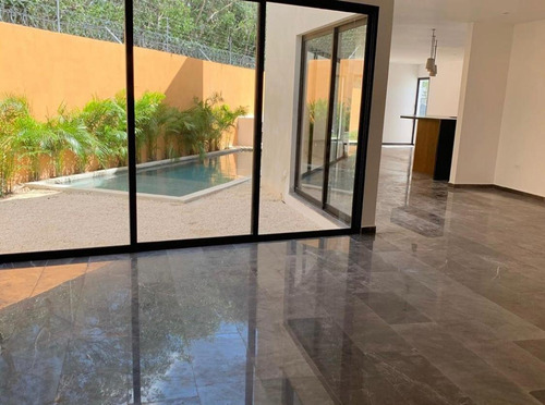 Imagen 15 de 17 de Casa En Venta, 4 Recamaras, Piscina En Lagos Del Sol, Cancún.