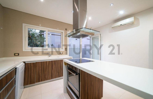 Venta Ph 3 Ambientes Con Patio Y Cochera/local En Zona Residencial De Lomas De Zamora.