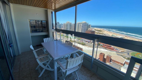 Departamento Con Muy Buena Vista En Punta Del Este- Ref: 3326