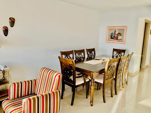 Hermoso Apartamento De 2 Dormitorios En Venta En Edificio Onix, Punta Del Este