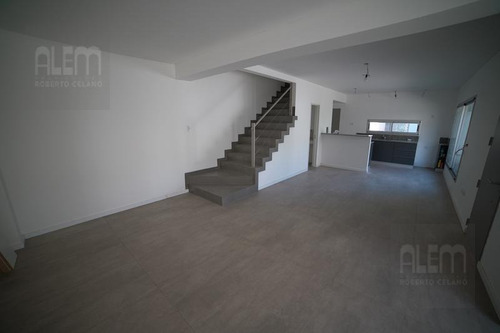 Imagen 9 de 30 de Hermoso Dúplex En Mármol - 2 Dormitorios