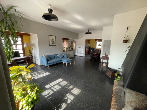 Imagen 2 de 15 de Venta De Amplia Casa Sobre Avenida Italia, Ideal Para Vivienda O Empresa.
