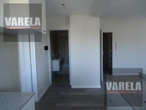 2 Amb. C/balcón Al Frente. A Nuevo. Bajas Expensas: Av. Cobo 555 Oportunidad!!