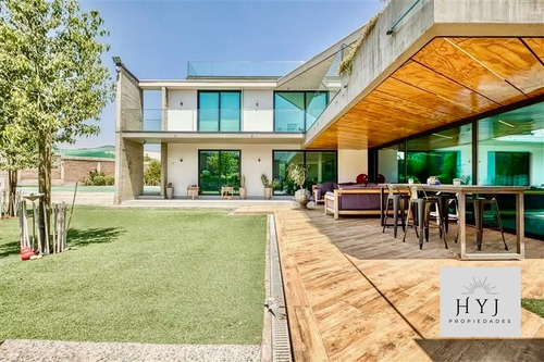 Moderna Arquitectura!! En Condominio Los Rios